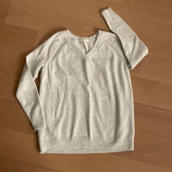 Beautiful grey oversized v-neck sweater - Picture 1 of 5
